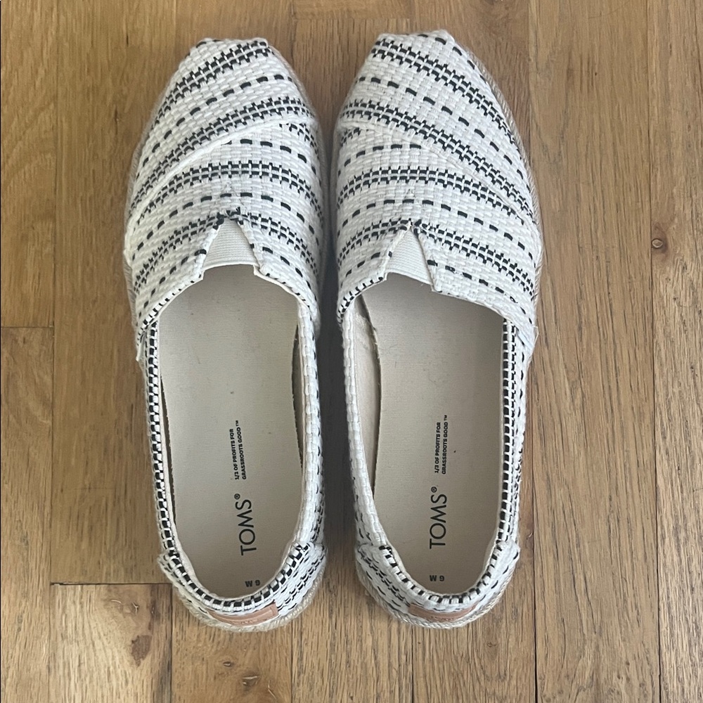 TOMS Women's Black and Cream Patterned Flats